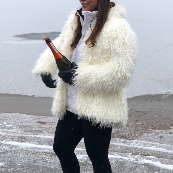 Brunette the Label white faux fur coat size Small/Medium - Picture 3 of 4